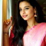 Lavanyaa Instagram - Saaralai orrmurai ne ennai theendinai,,,,unakathu therinthatha anbae❣️❣️❣️ Photography @rakeshsiva28 #ramya #aha #veramarioffice❤✨ #webseries #interview #vikatan #office #pink #saree #jumka #picturebook #pictures #picoftheday Chennai, India