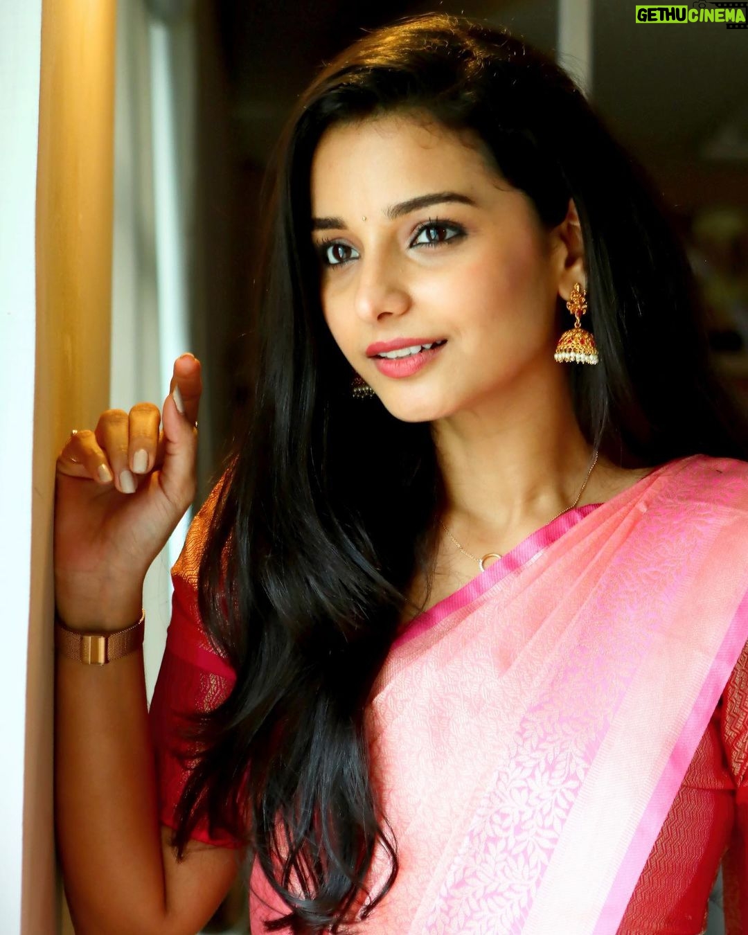 Lavanyaa Instagram - Saaralai orrmurai ne ennai theendinai,,,,unakathu therinthatha anbae❣️❣️❣️ Photography @rakeshsiva28 #ramya #aha #veramarioffice❤✨ #webseries #interview #vikatan #office #pink #saree #jumka #picturebook #pictures #picoftheday Chennai, India