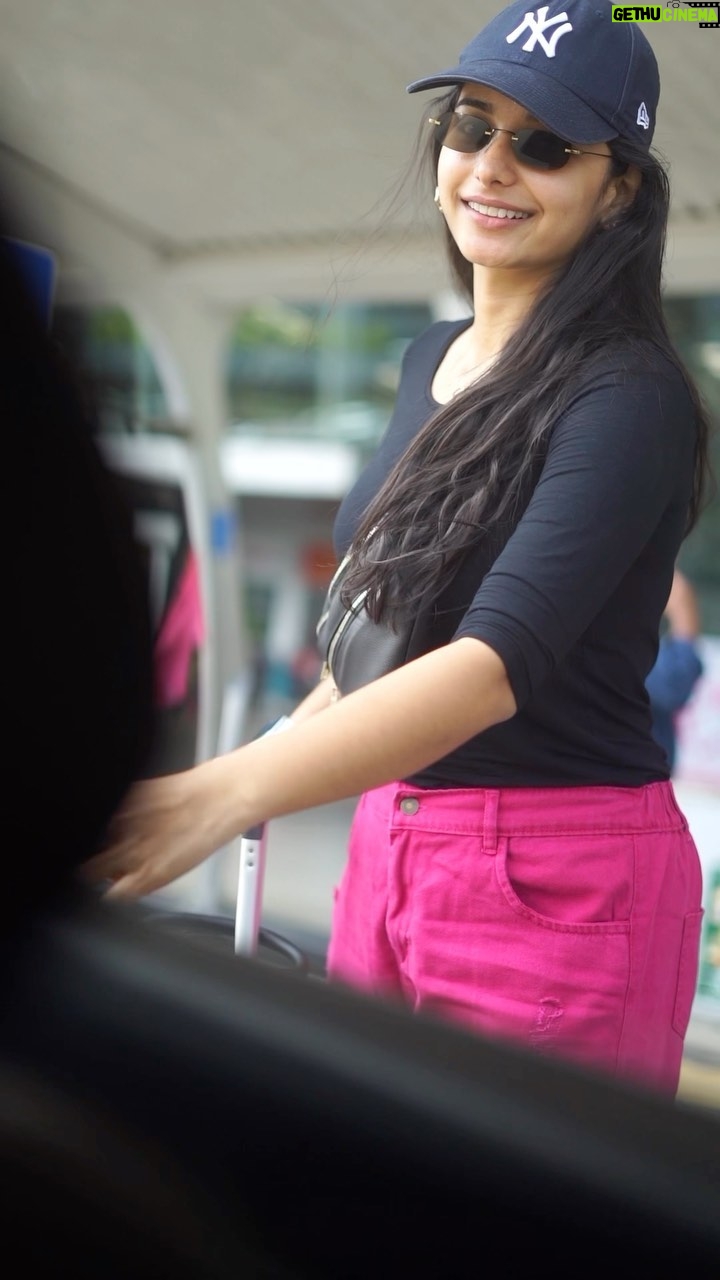 Lavanyaa - 67.5K Likes - Just like that 🧚🏻♀️
#pink #casual #reelsinstagram #reelsvideo #instagram #black #karukarukarupayi #songs #airport #look #hat #cap #shoes #reelsvideo