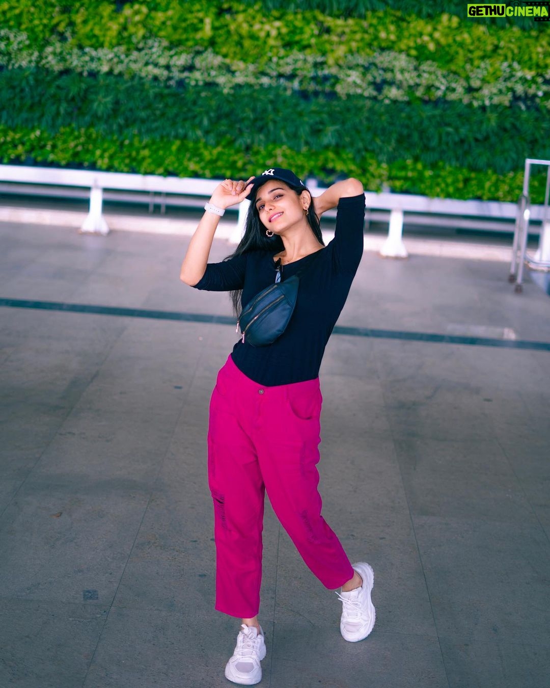 Lavanyaa Instagram - You owe yourself the love that you so freely give to other people. Photography @kanyamedia #airportlook #black #pink #chennai #madurai #casual #style #loveyourself #styling #free #instagram #instagood Chennai Airport