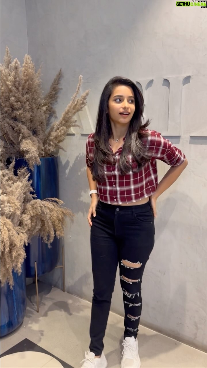 Lavanyaa Instagram - That flips of a new haircut Girls can understand it better😂 #haircut #hairstyle #newhaircut #loveit #flip #happy #insta #instagram #instagood #post #réel #acting #actress #chennai #india #modeling #love #pictures #picoftheday #nature #iphone15pro #positivevibes #onlypositivevibes❤️#december #yearend Chennai, India