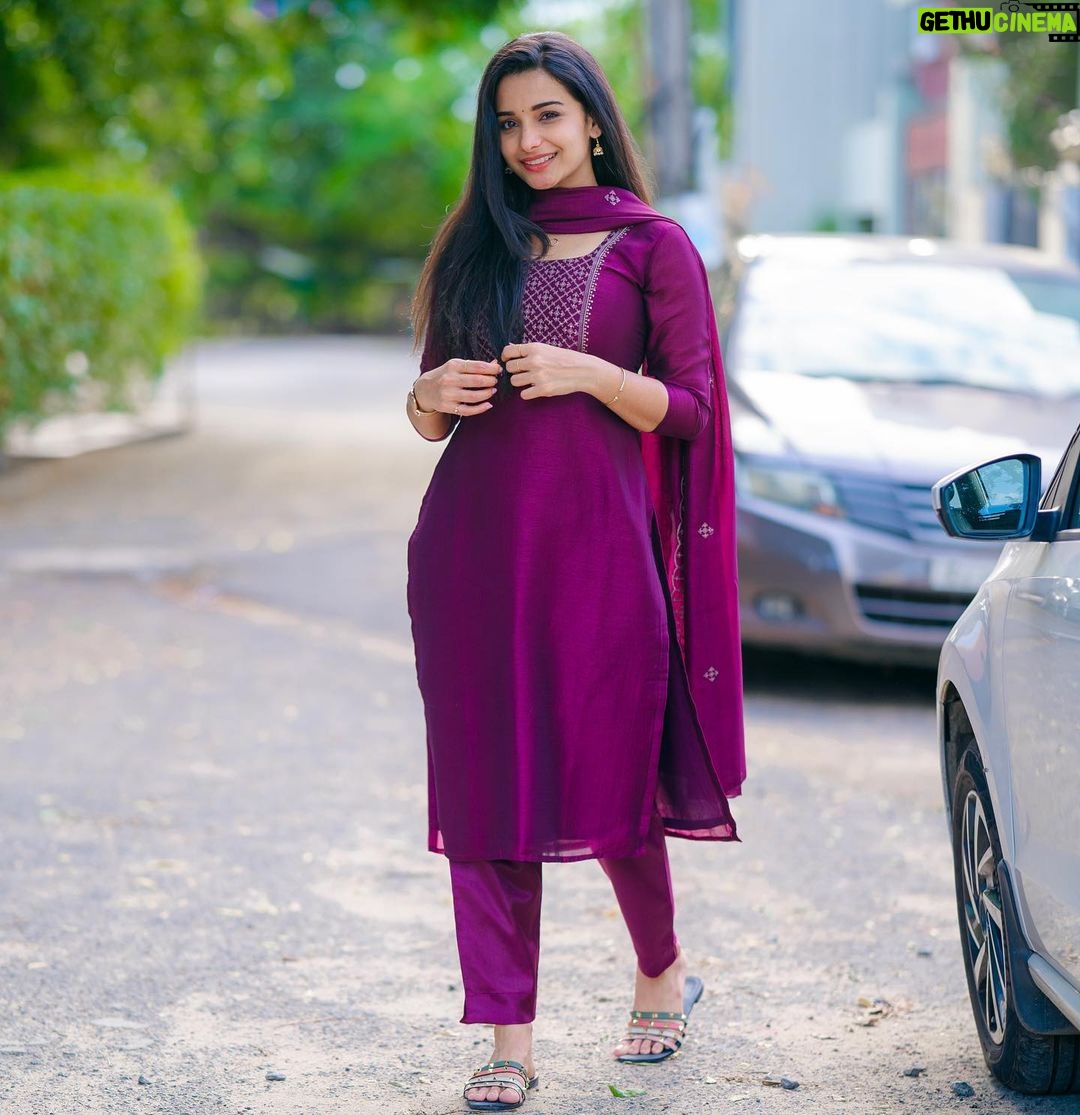 Lavanyaa Instagram - Life is as good as your mindset✨ Outfit @sambhaviboutique Photography @kanyamedia #life #lifestyle #good #mindset #positive #positivevibes #photography #purple #chudi #chudithar #lavanya #love Chennai, India