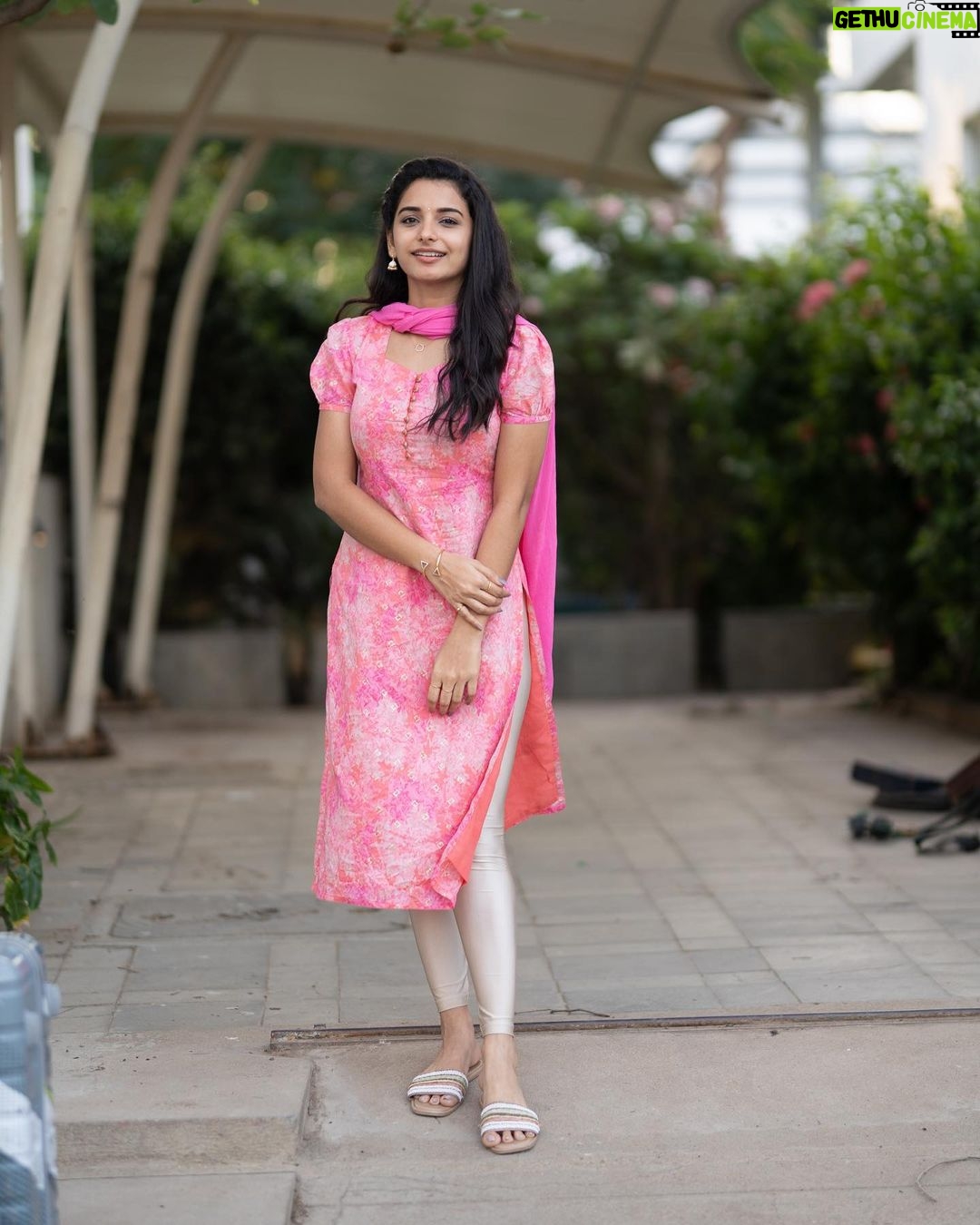 Lavanyaa - 155.1K Likes - Being grateful for every single stage of life🤞🏻
Outfit @sambhaviboutique
#gratefullness #great #life #stage #lifestyle #lifequotes #pink #chudi #ramya #vmo #office #instagood #instadaily #instamood