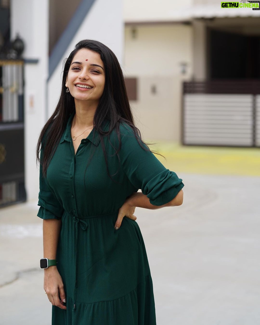 Lavanyaa - 123.2K Likes - Sometimes the little things in life are more than enough .
Photography @kanyamedia
#candid #posed #photography #green #veramarioffice #ramya #aha #ahatamil