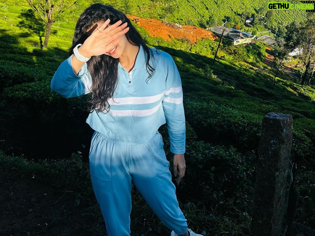 Lavanyaa Instagram - Believe in what you prayed for. #birthday #birthdaygirl #birthdayvibes #birthdaymorning #trecking #muunar #trip #friends #family#love #munar #kolukkumalai #hills #favorite #kolukkumalaipeak Kolukkumalai Peak