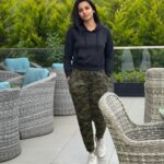Lavanyaa Instagram – Own your own story🖤

#black #nomakeup #zeromakeup #blacklove #ooty #peace #love #free #trip #ooty❤ #lunch #lavan #ootd #outfits #outfitoftheday #friends #justme Ooty