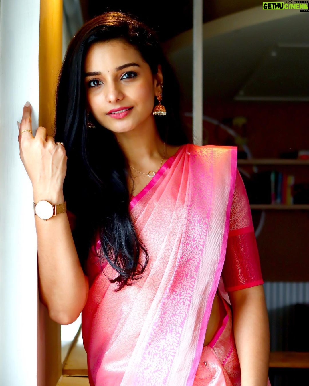 Lavanyaa - 97.6K Likes - Unnodu vazhatha vazhvenna vazhvu 🤔
#saree #pink #lavanya #sareelove #traditional #aha #ahatamil #ramya #office #veramarioffice #tgic #indian #company