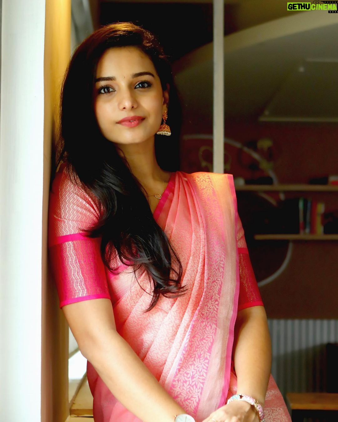 Lavanyaa - 97.6K Likes - Unnodu vazhatha vazhvenna vazhvu 🤔
#saree #pink #lavanya #sareelove #traditional #aha #ahatamil #ramya #office #veramarioffice #tgic #indian #company