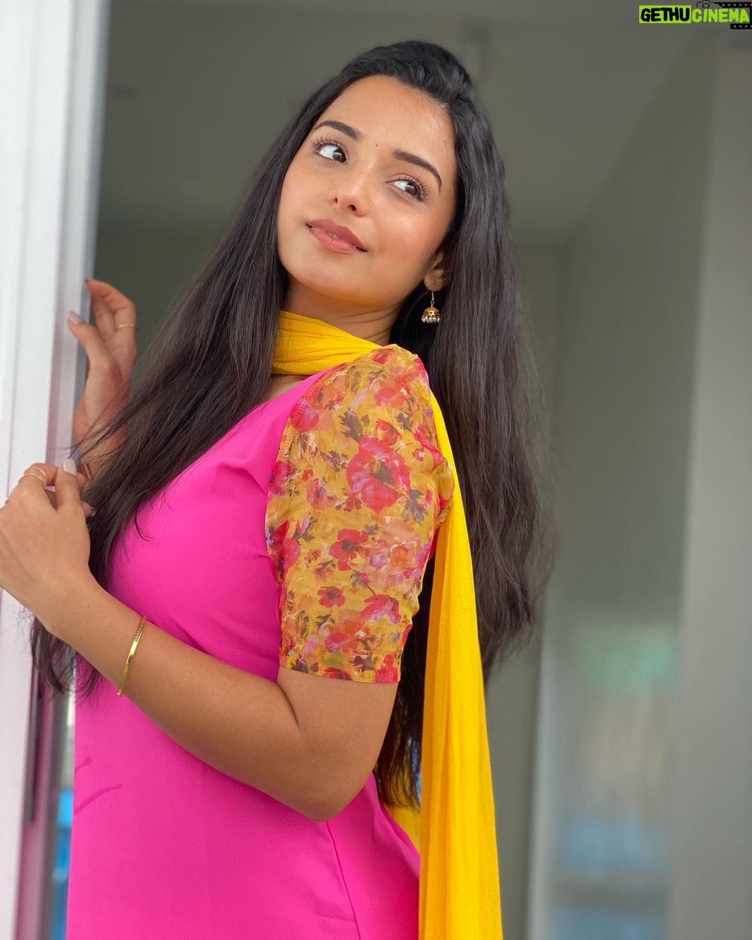 Lavanyaa Instagram - What’s meant to be Will always find its way. Always. Outfit @sambhaviboutique #pink #salwar #yellow #organza #life #quote #way #active #instagram #instagood #insta #picture #picoftheday Melur - Madurai
