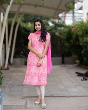 Lavanyaa Instagram - Being grateful for every single stage of life🤞🏻

Outfit @sambhaviboutique 
#gratefullness #great #life #stage #lifestyle #lifequotes #pink #chudi #ramya #vmo #office #instagood #instadaily #instamood