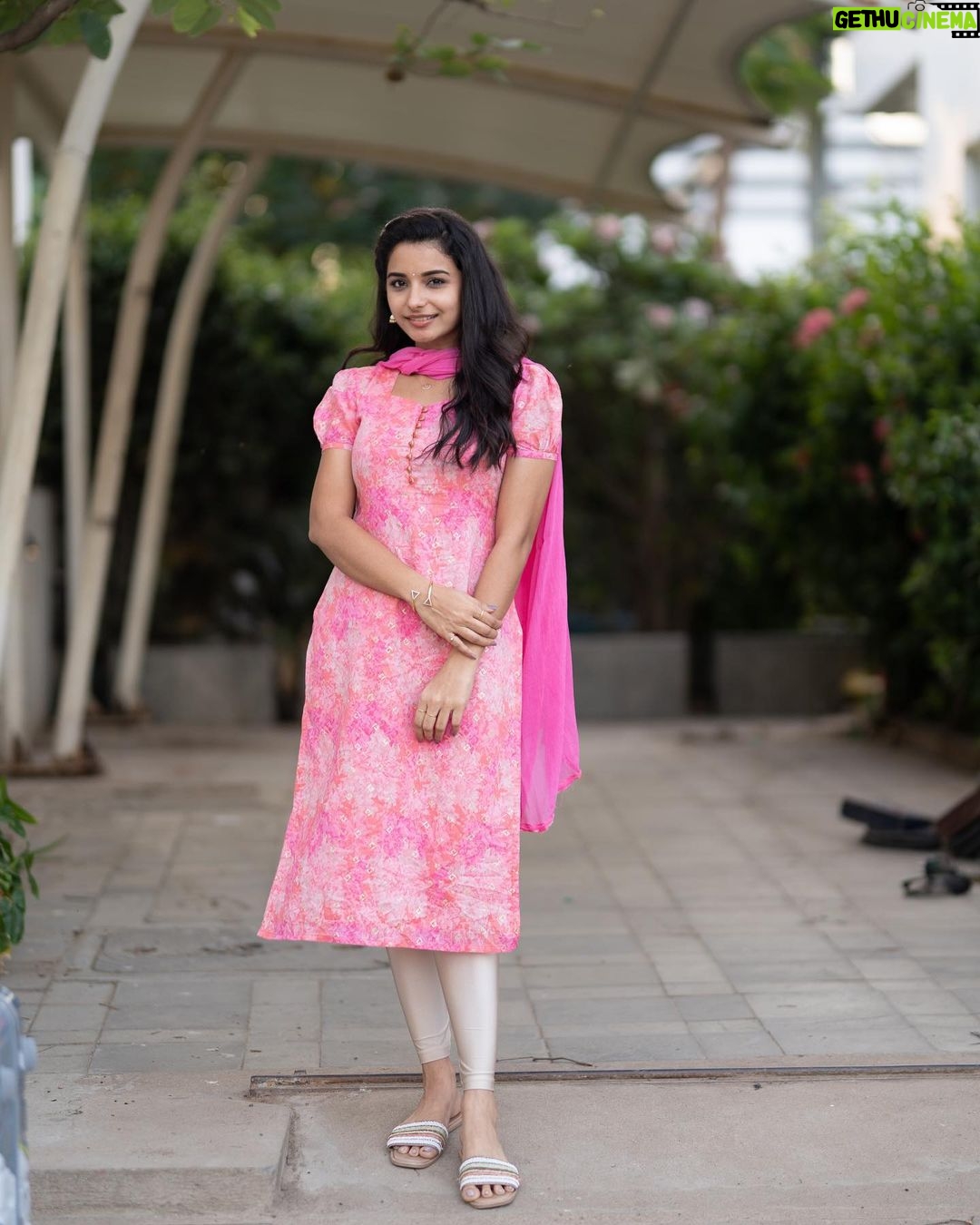 Lavanyaa - 155.1K Likes - Being grateful for every single stage of life🤞🏻
Outfit @sambhaviboutique
#gratefullness #great #life #stage #lifestyle #lifequotes #pink #chudi #ramya #vmo #office #instagood #instadaily #instamood