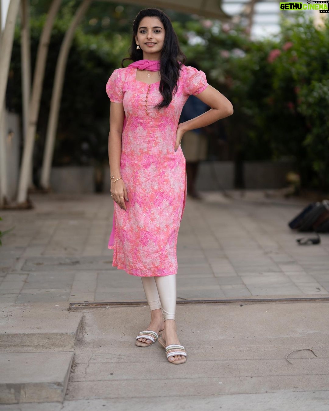 Lavanyaa - 155.1K Likes - Being grateful for every single stage of life🤞🏻
Outfit @sambhaviboutique
#gratefullness #great #life #stage #lifestyle #lifequotes #pink #chudi #ramya #vmo #office #instagood #instadaily #instamood