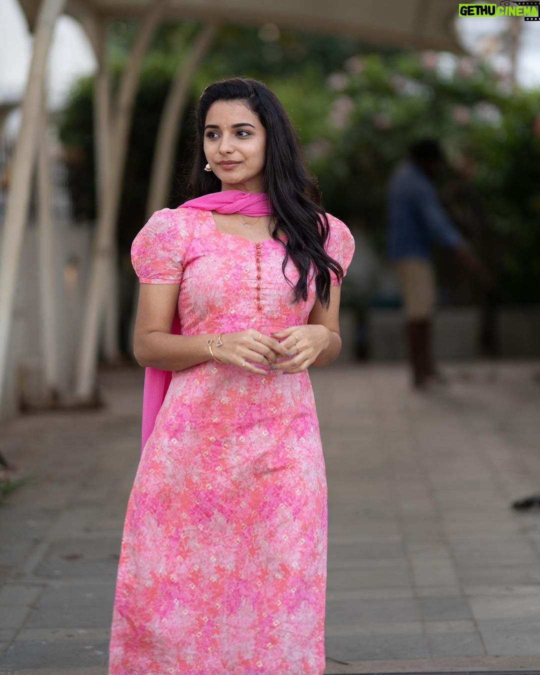 Lavanyaa - 155.1K Likes - Being grateful for every single stage of life🤞🏻
Outfit @sambhaviboutique
#gratefullness #great #life #stage #lifestyle #lifequotes #pink #chudi #ramya #vmo #office #instagood #instadaily #instamood