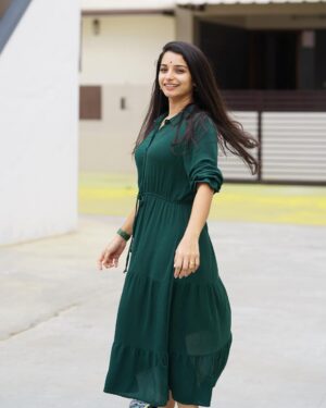 Lavanyaa Instagram - Sometimes the little things in life are more than enough .

Photography @kanyamedia 

#candid #posed #photography #green #veramarioffice #ramya #aha #ahatamil