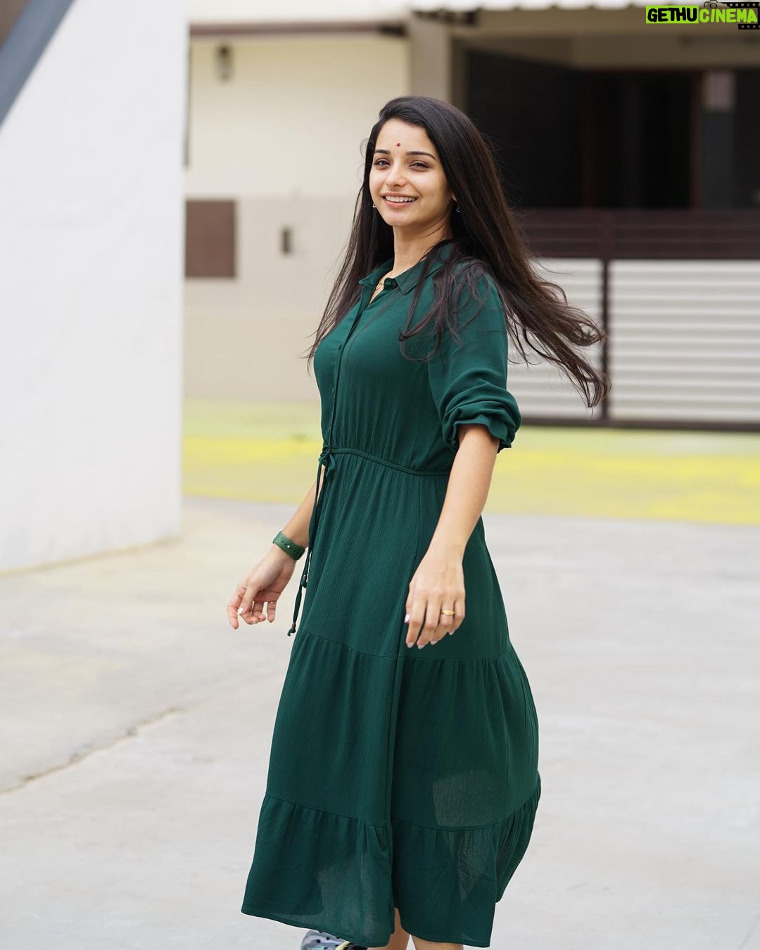 Lavanyaa - 123.2K Likes - Sometimes the little things in life are more than enough .
Photography @kanyamedia
#candid #posed #photography #green #veramarioffice #ramya #aha #ahatamil