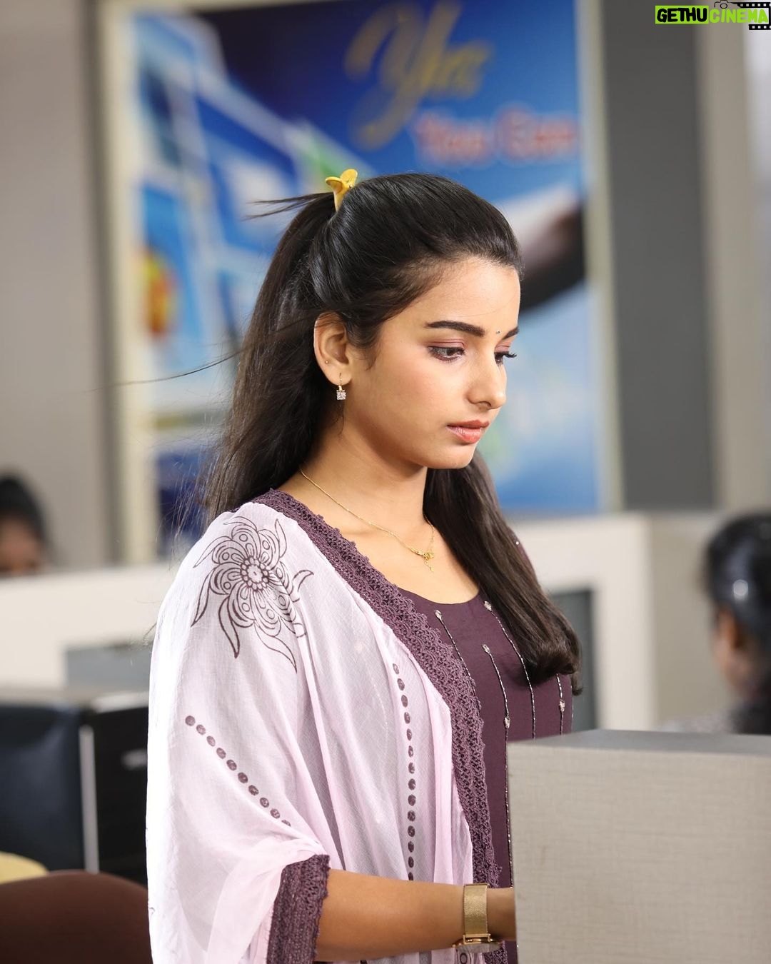 Lavanyaa - 78.4K Likes - Kaadhal solvadhu uthadugal alla ❣️
#love #kadhal #purple #quotes #lovequotes #office #officelove #me #happy