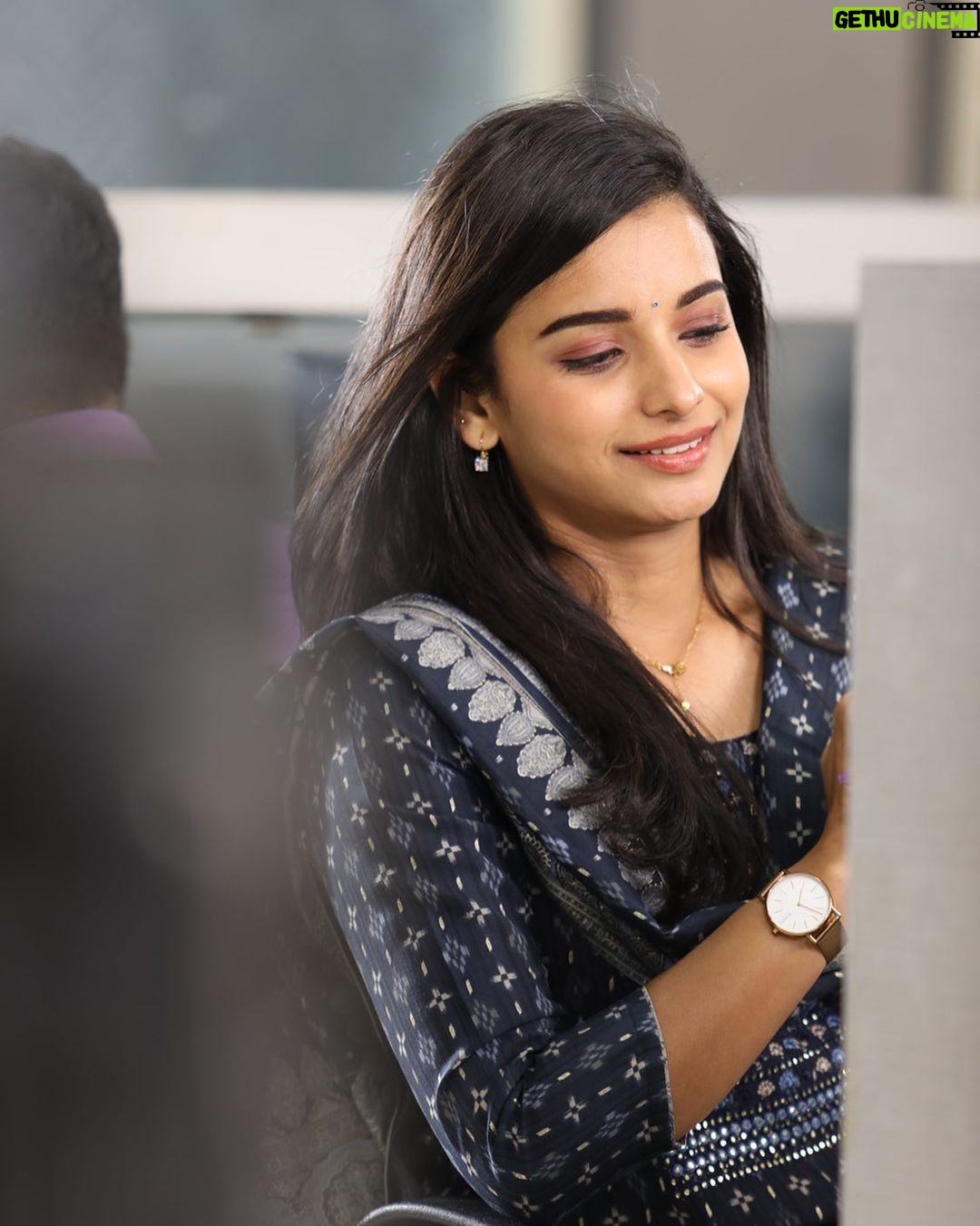 Lavanyaa - 73.9K Likes - There is a power in letting go….!
#power #lettinggo #happy #me #fav #chennai #office #veramarioffice #aha