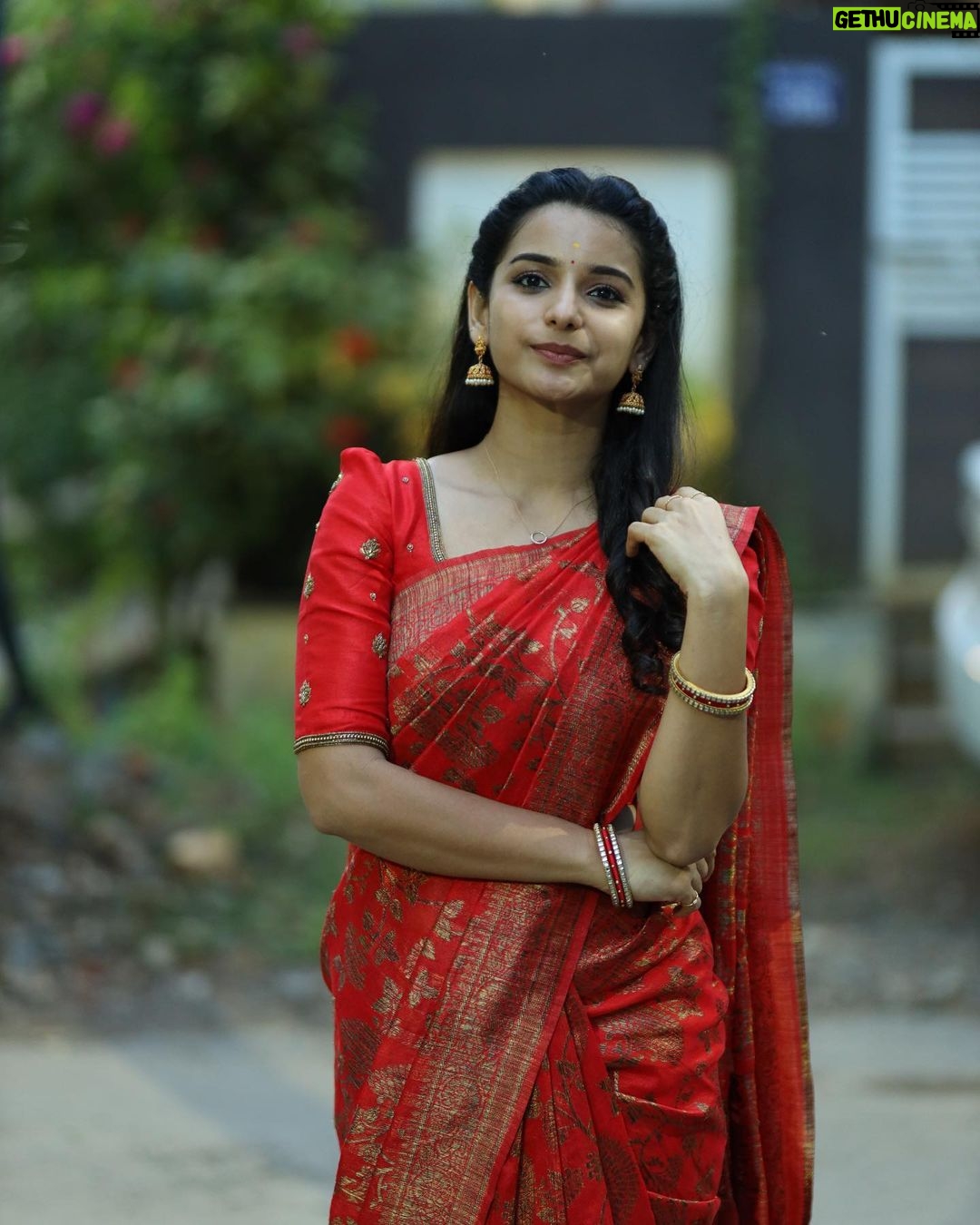 Lavanyaa - 69.6K Likes - Keeping it simple
‘
Outfit @sambhaviboutique
#saree #sareetraditional #sareelover #red #redsaree #trending
