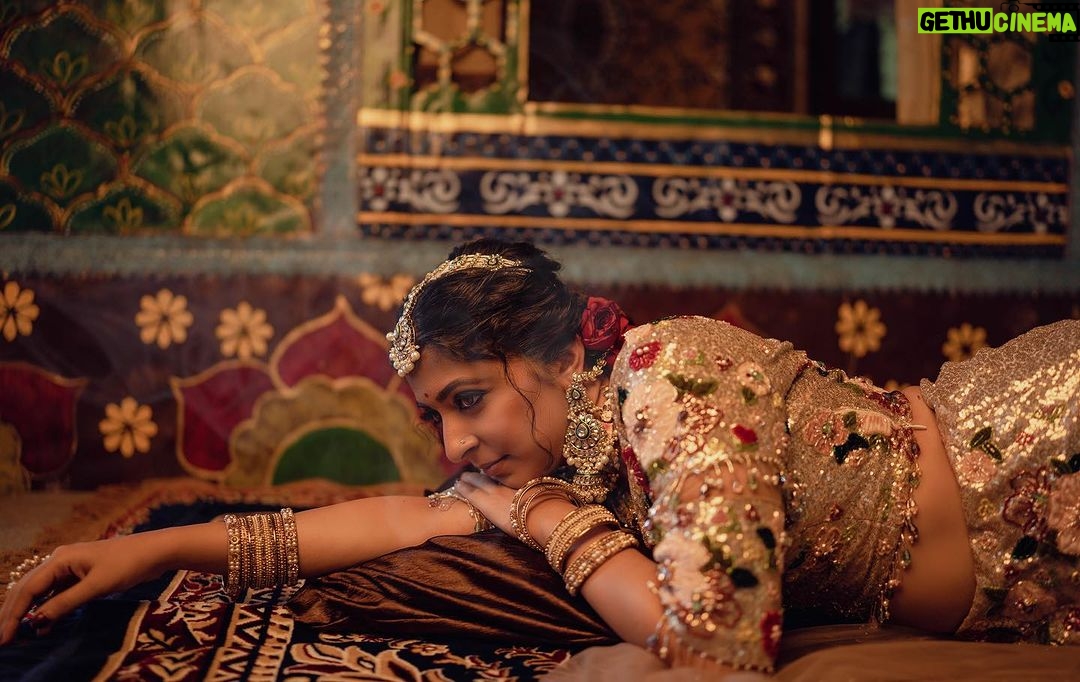 Leona Lishoy Instagram - Even in the softest woman, resides a great spirit A warrior, who fights for what she wants A wanderer, who breaks free of the chains of expectations A queen, who lives life on her own terms. . . Have you watched Zamani yet? Link in bio :) 📸 @pournami_mukesh_photography MUAH @ashif_marakkar Accessories @ladies_planet_ Styling @styledbyzoya_ Costume @designmecochin