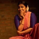 Leona Lishoy Instagram - Yasodhara ❣️ “An ideal daughter, an ideal woman, an ideal wife and presumably an ideal mother” . . . @kalyanee_mulay and I put up this show at @natanakairali with exactly one day’s rehearsal. With our constant support and cheerleaders @anjupeter_nrityankanam & @ameenashanavas80 who are also exceptional Mohiniyattam dancers, we got some genuine feedback and inputs that helped us discover Yasodhara in the shortest time we had. There were so many things magical about this evening- the stage, Venu sir and @kapilavenu in the audience, the warmth of Anju chechi and Ameena chechi, the undying spirit of Kalyanee and her belief in me, and the pure joy that comes with this tediously beautiful process ♥️ Thank you 🙏 Lighting -Rishab Music- Rajeevettan Costume- Anju chechi Accessories- Ameena chechi Hair- Amma 📸 @manojparameswaran Natanakairali