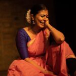 Leona Lishoy Instagram - Yasodhara ❣️ “An ideal daughter, an ideal woman, an ideal wife and presumably an ideal mother” . . . @kalyanee_mulay and I put up this show at @natanakairali with exactly one day’s rehearsal. With our constant support and cheerleaders @anjupeter_nrityankanam & @ameenashanavas80 who are also exceptional Mohiniyattam dancers, we got some genuine feedback and inputs that helped us discover Yasodhara in the shortest time we had. There were so many things magical about this evening- the stage, Venu sir and @kapilavenu in the audience, the warmth of Anju chechi and Ameena chechi, the undying spirit of Kalyanee and her belief in me, and the pure joy that comes with this tediously beautiful process ♥️ Thank you 🙏 Lighting -Rishab Music- Rajeevettan Costume- Anju chechi Accessories- Ameena chechi Hair- Amma 📸 @manojparameswaran Natanakairali