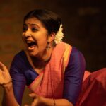 Leona Lishoy Instagram - Yasodhara ❣️ “An ideal daughter, an ideal woman, an ideal wife and presumably an ideal mother” . . . @kalyanee_mulay and I put up this show at @natanakairali with exactly one day’s rehearsal. With our constant support and cheerleaders @anjupeter_nrityankanam & @ameenashanavas80 who are also exceptional Mohiniyattam dancers, we got some genuine feedback and inputs that helped us discover Yasodhara in the shortest time we had. There were so many things magical about this evening- the stage, Venu sir and @kapilavenu in the audience, the warmth of Anju chechi and Ameena chechi, the undying spirit of Kalyanee and her belief in me, and the pure joy that comes with this tediously beautiful process ♥️ Thank you 🙏 Lighting -Rishab Music- Rajeevettan Costume- Anju chechi Accessories- Ameena chechi Hair- Amma 📸 @manojparameswaran Natanakairali