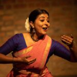 Leona Lishoy Instagram - Yasodhara ❣️ “An ideal daughter, an ideal woman, an ideal wife and presumably an ideal mother” . . . @kalyanee_mulay and I put up this show at @natanakairali with exactly one day’s rehearsal. With our constant support and cheerleaders @anjupeter_nrityankanam & @ameenashanavas80 who are also exceptional Mohiniyattam dancers, we got some genuine feedback and inputs that helped us discover Yasodhara in the shortest time we had. There were so many things magical about this evening- the stage, Venu sir and @kapilavenu in the audience, the warmth of Anju chechi and Ameena chechi, the undying spirit of Kalyanee and her belief in me, and the pure joy that comes with this tediously beautiful process ♥️ Thank you 🙏 Lighting -Rishab Music- Rajeevettan Costume- Anju chechi Accessories- Ameena chechi Hair- Amma 📸 @manojparameswaran Natanakairali