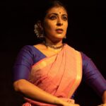 Leona Lishoy Instagram - Yasodhara ❣️ “An ideal daughter, an ideal woman, an ideal wife and presumably an ideal mother” . . . @kalyanee_mulay and I put up this show at @natanakairali with exactly one day’s rehearsal. With our constant support and cheerleaders @anjupeter_nrityankanam & @ameenashanavas80 who are also exceptional Mohiniyattam dancers, we got some genuine feedback and inputs that helped us discover Yasodhara in the shortest time we had. There were so many things magical about this evening- the stage, Venu sir and @kapilavenu in the audience, the warmth of Anju chechi and Ameena chechi, the undying spirit of Kalyanee and her belief in me, and the pure joy that comes with this tediously beautiful process ♥️ Thank you 🙏 Lighting -Rishab Music- Rajeevettan Costume- Anju chechi Accessories- Ameena chechi Hair- Amma 📸 @manojparameswaran Natanakairali