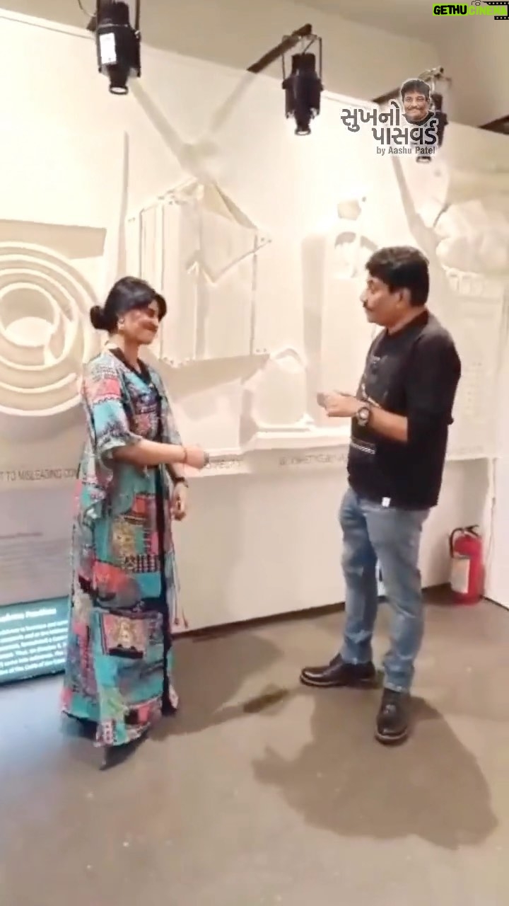 Leslie Tripathy Instagram - Some fun moments with Actress - Model Leslie Tripathy! એક્ટ્રેસ, મોડેલ અને એન્કર લેઝલી ત્રિપાઠી સાથે થોડી હળવી પળો! _____ #sukhnopassword #aashupatelauthor #aashupatelwriter #life24x7 #life #AashuPatel #writerslife #authorlife #journey #journeyoflife #Universe #lifeisbeautiful