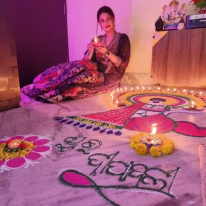 Lipi Mohapatra Instagram - Diwali vibes 🪔😊🪔
.
.
#Diwali #lipi #trending #festivlook #CelebrationVibes #celebration #happysoul #happydiwali #happyvibes #vibes #family #actress #didino1 #festival #festive #trend #diwali