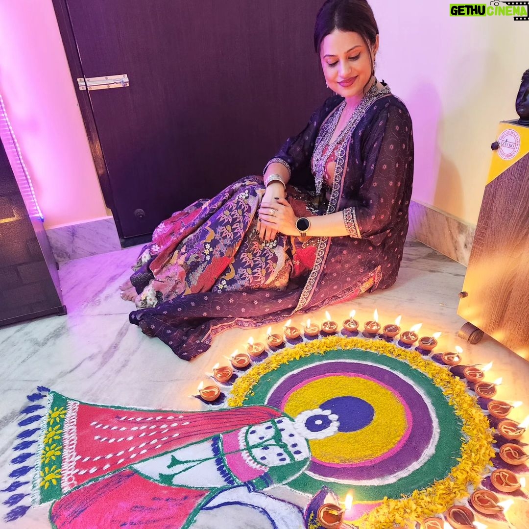 Lipi Mohapatra - 14.8K Likes - Diwali vibes 🪔😊🪔
.
.
#Diwali #lipi #trending #festivlook #CelebrationVibes #celebration #happysoul #happydiwali #happyvibes #vibes #family #actress #didino1 #festival #festive #trend #diwali