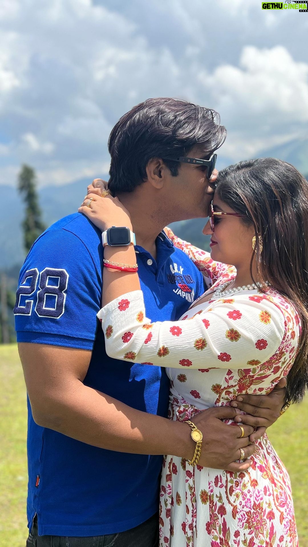 Lipsa Mishra Instagram - #tumkyamile #trending #trendingsongs #bollywood #bollywoodsongs #couplegoals #kashmir #kashmirvalley #gulmarg #gulmargdiaries #gandolaride #2ndphasegandola #happyus #instareels #actorslife #lipsamishra #lipsamishraactor Gulmarg, Kashmir
