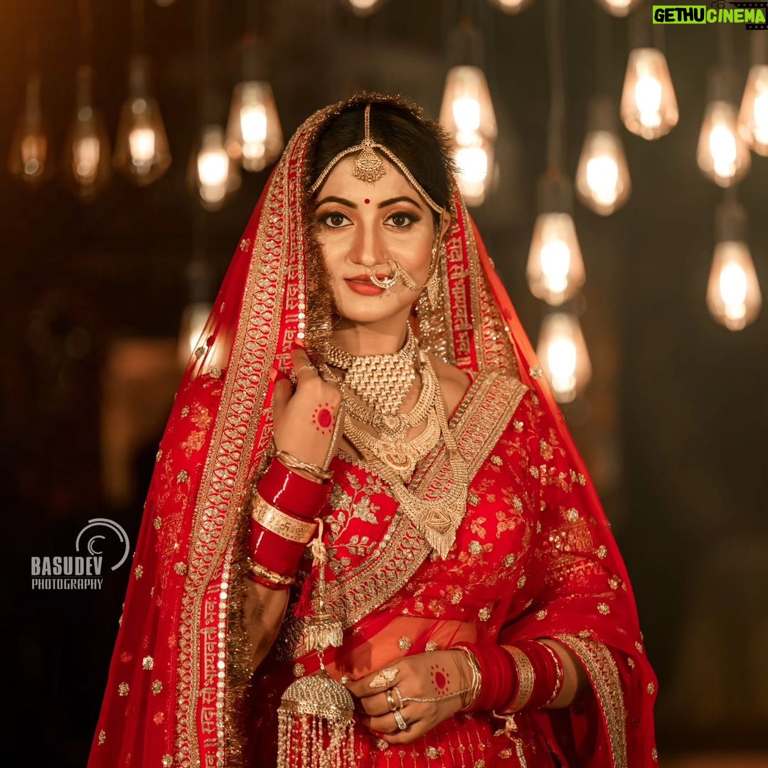 Lipsa Mishra Instagram - In the frame the very beautiful bride : @lipssamishrra "Like a radiant flower in full bloom, the bride's beauty blossoms, captivating hearts with grace and enchantment." Shot with @nikonZ9 @nikonindiaofficial @nikonschoolodisha #brideofsabyasachi #celebrity #bride #brideshoot #celebritywedding #basudevfilms #basudevphotography #weddingphotography #weddingsutra #wedmegood #weddingsaga #beautifulbride #sabyasachibride #sabyasachilehenga