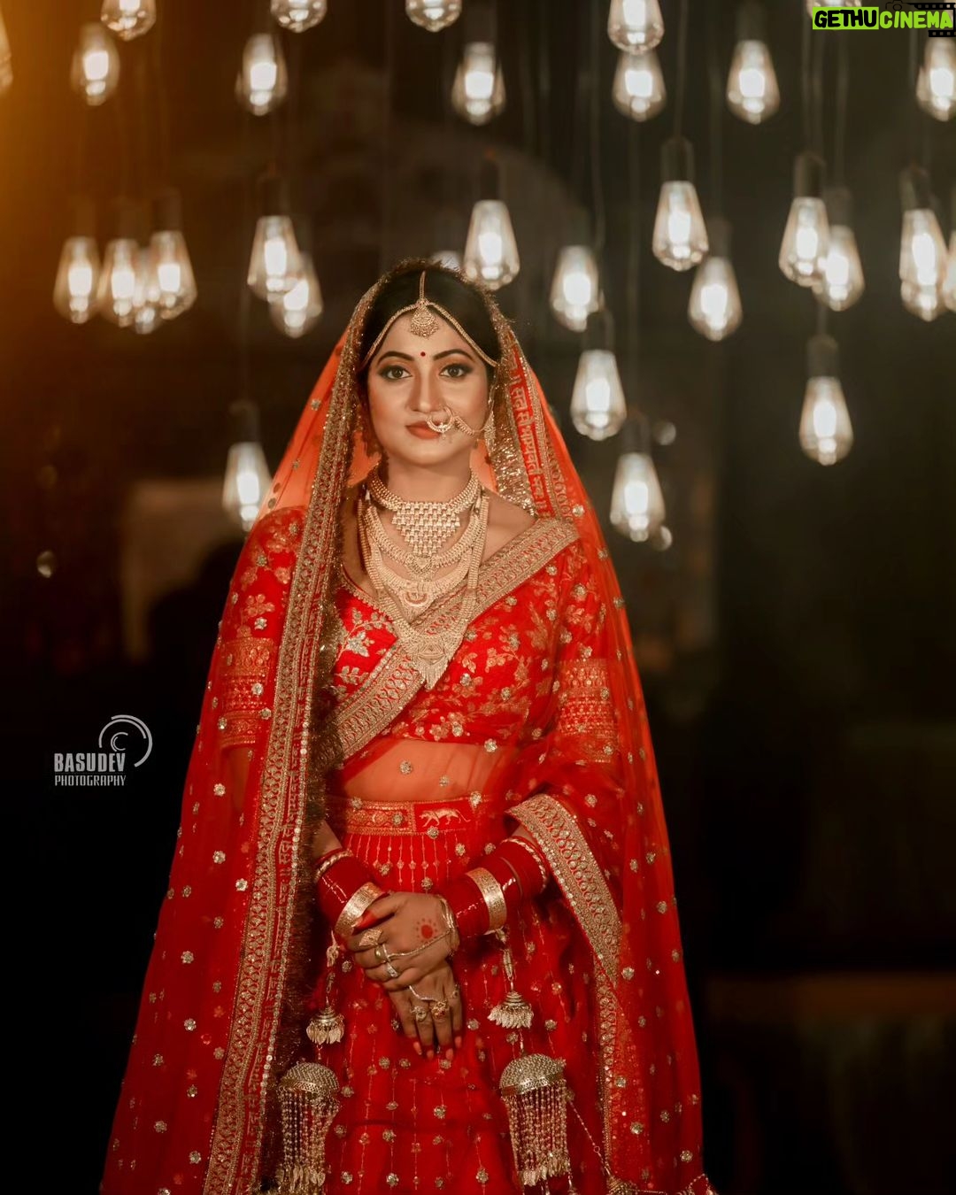 Lipsa Mishra Instagram - In the frame the very beautiful bride : @lipssamishrra "Like a radiant flower in full bloom, the bride's beauty blossoms, captivating hearts with grace and enchantment." Shot with @nikonZ9 @nikonindiaofficial @nikonschoolodisha #brideofsabyasachi #celebrity #bride #brideshoot #celebritywedding #basudevfilms #basudevphotography #weddingphotography #weddingsutra #wedmegood #weddingsaga #beautifulbride #sabyasachibride #sabyasachilehenga