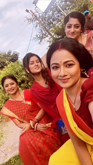 Lipsa Mishra Instagram - Had the most amazing time shooting with @lipssamishrra @official_sumanpattnaik and Madhu Apa in ‘Namaste Kamala Maago’  Premieres on @tarangplusodisha and @tarangtv at 6pm !!!!

#odiamovie #odiafilm #tarangtv