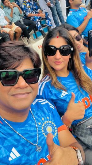 Lipsa Mishra Instagram - Virat ji ko Birthday party main jaana tha na so jaldi kaam niptaliye 🤣😜. Happy Birthday Virat Kohli , enjoy your day.  It was indeed a pleasure to watch the India Team perform at their peak.Dilse Love U!!!😘 .  #iccworldcup2023 #kolkataedengardenstadium #livecricketmatch #proudindian  #indiavssouthafrica