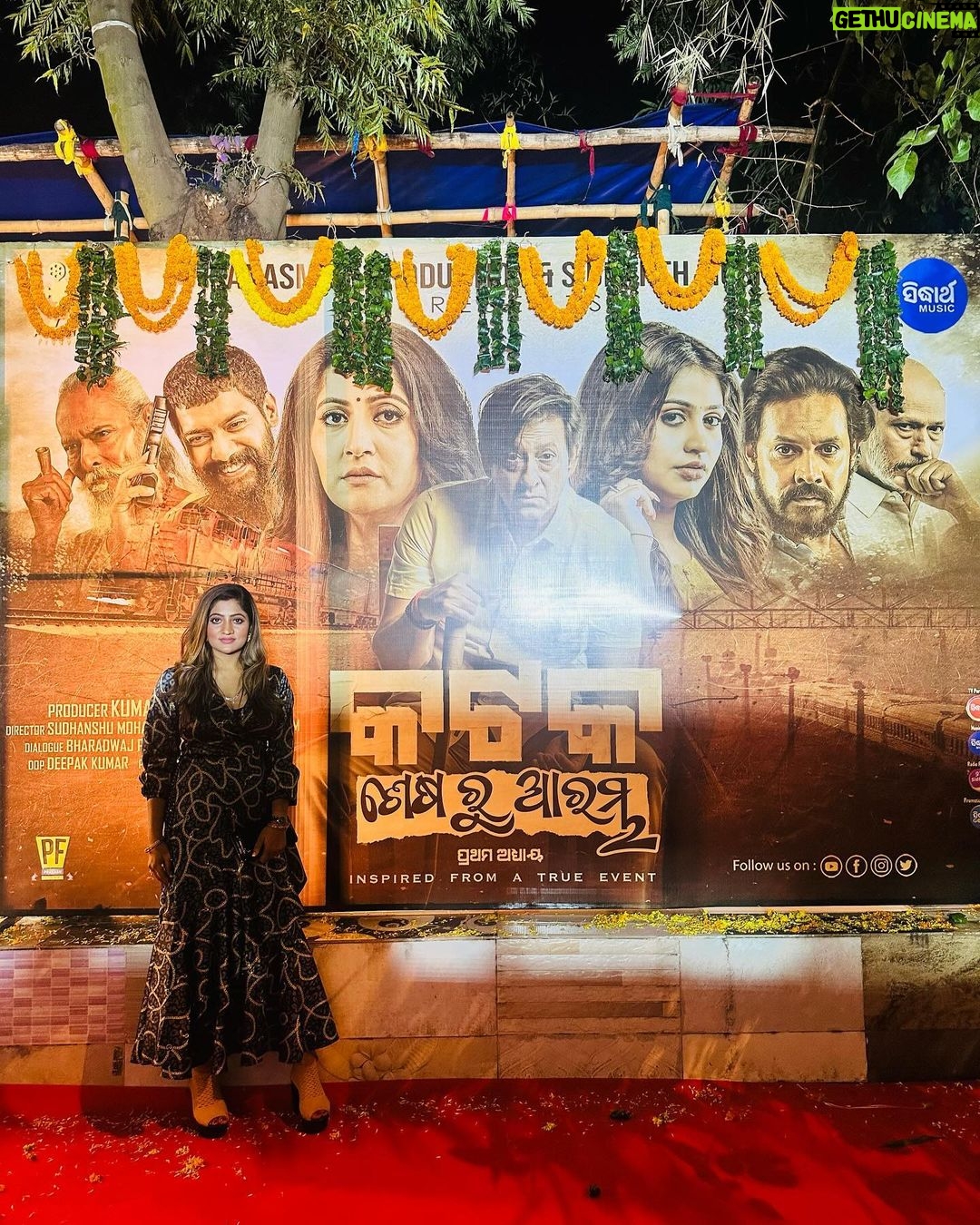 Lipsa Mishra Instagram - #cuttacksesaruarambha Great movie to watch & brilliant performance by @sidhantmohapatra.official sir. @anuchoudhuryofficial @poonammishraofficial @devasispatra_actor @riya_dey91 you rocked #rangalatasong Good direction by Sudhansu sir. Congratulations @prittttam you did it❤️. A Must watch………. Kudos to the team❤️😍