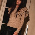 Lisa Haydon Instagram - Rosy and cozy @madeleinethompsoncashmere 🤎🤍⛄️🎄