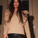 Lisa Haydon Instagram - Rosy and cozy @madeleinethompsoncashmere 🤎🤍⛄️🎄
