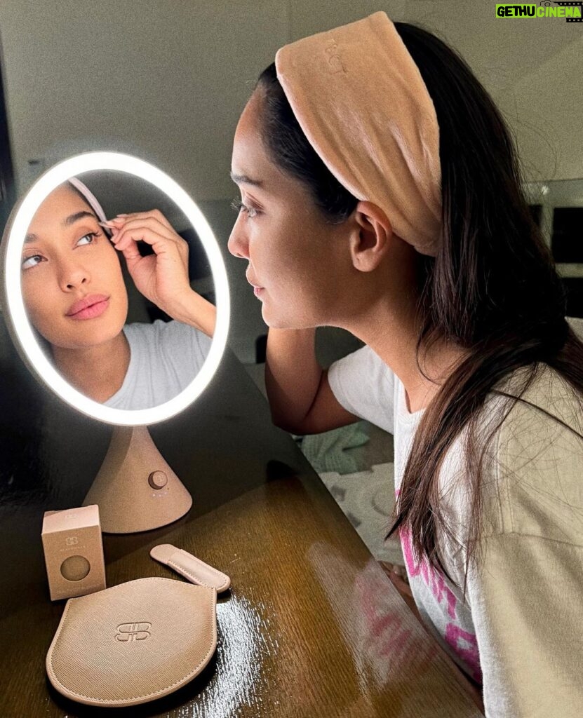 Lisa Haydon Instagram - @beautifect came over last night with her new product this portable make up mirror with a built in lighting system that is so bright it corrects light and illuminates your face in any setting. This shot was taken spontaneously on my iPhone and is reflective of the actual mirror light quality… the light can be turned up even higher!! They are having a Black Friday special at the moment. If you’re looking for a make up mirror, this is DEFINITELY it !!! very very impressed. Congrats @tara_lalvani ✨✨