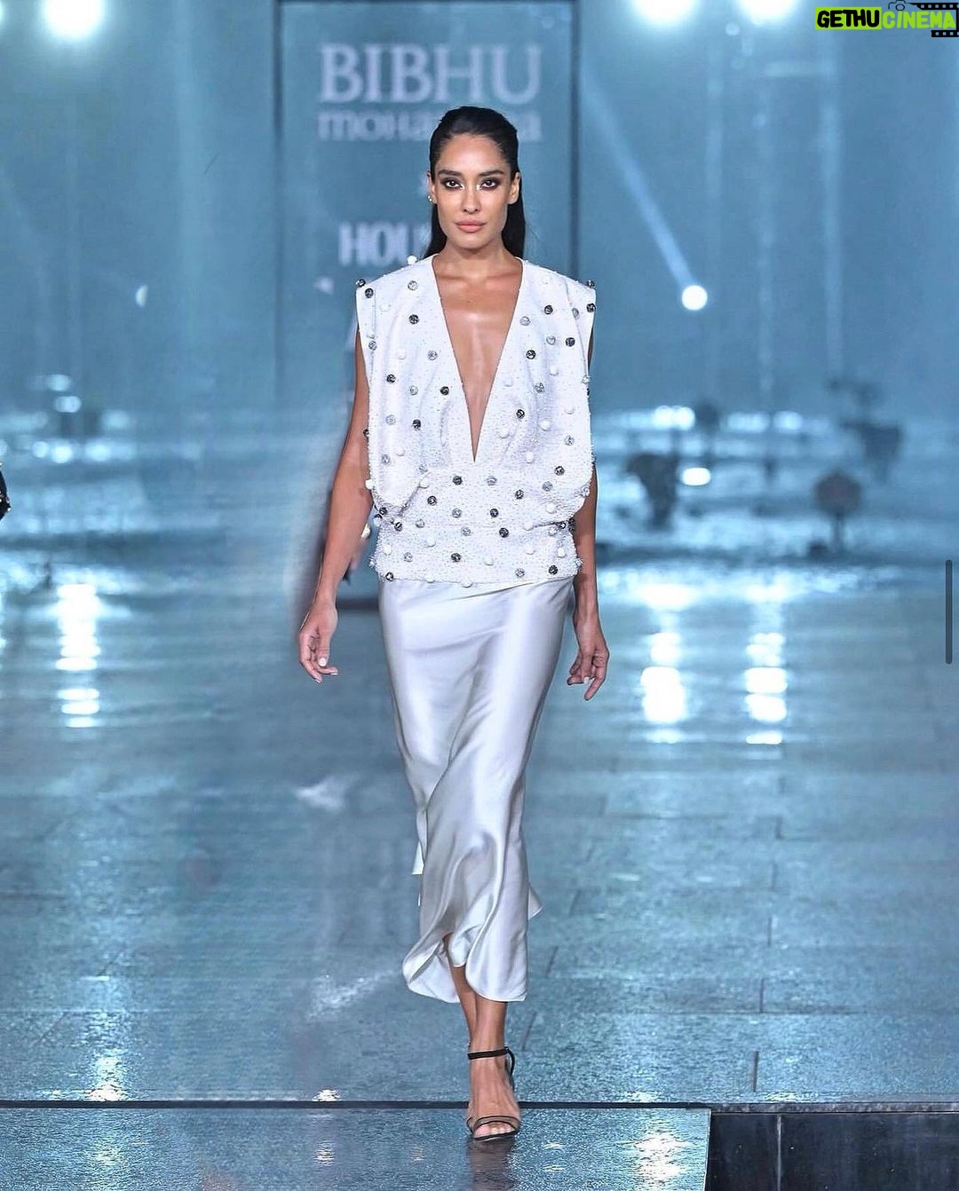 Lisa Haydon Instagram - 🤍 @bibhumohapatra @lakmefashionwk @lakmeindia