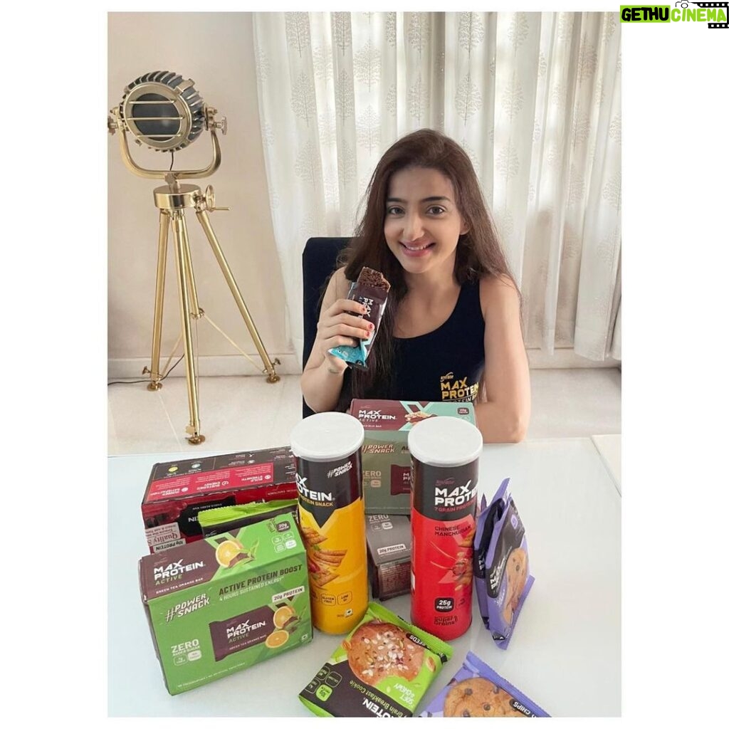 Loveleen Kaur Sasan Instagram - What's your snack of choice? ✨ Sticking to a healthy eating plan isn't bad when you have prepared your meals and most importantly, your snacks. ✨ It is inevitable that you are going to want a snack so why not be prepared. This choco Slim Bar 🍫 (amazingly good protein bar) saves the day. . . Received this amazing box of delicious cookies and protein bars by @ritebite_maxprotein 🤩✨