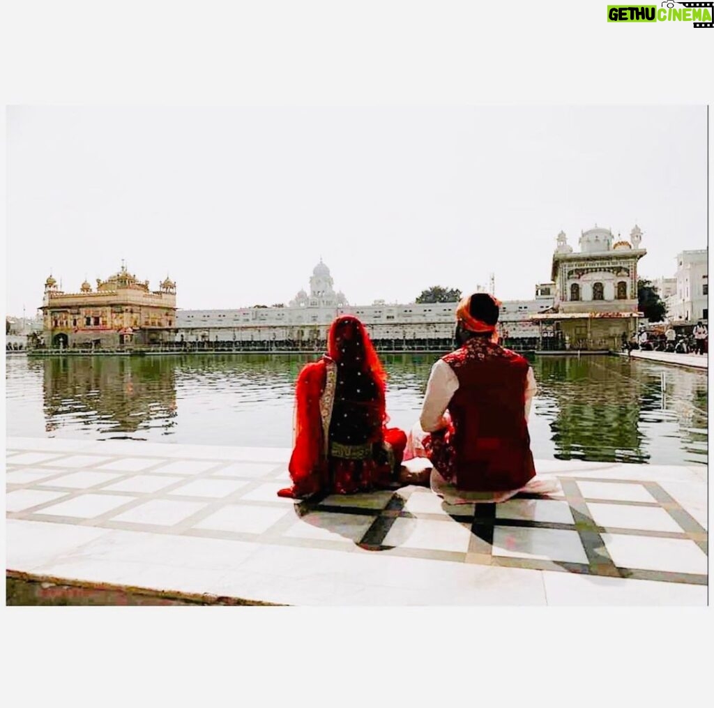 Loveleen Kaur Sasan Instagram - May the teachings of Guru Nanak Dev Ji continue to guide us as we strive to spread his message of equality, love, and compassion for all.🙏🏻🙌🏻🙏🏻 💐🌺🌸Happy Gurupurab🌸🌺💐 Amritsar- Golden Temple