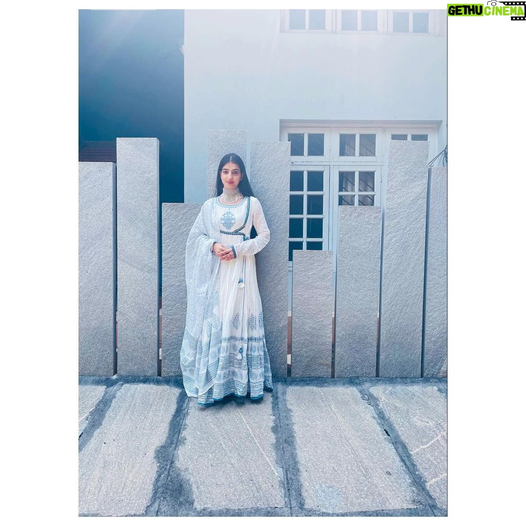 Loveleen Kaur Sasan Instagram - βππ½πΆπΆπ
β A collection exploring our love for simple prints and play of colors with style . Get your hands on you favourite pieces now at ππ» https://www.adyacouture.com Choker Set: @embelliebyg π€©π€©