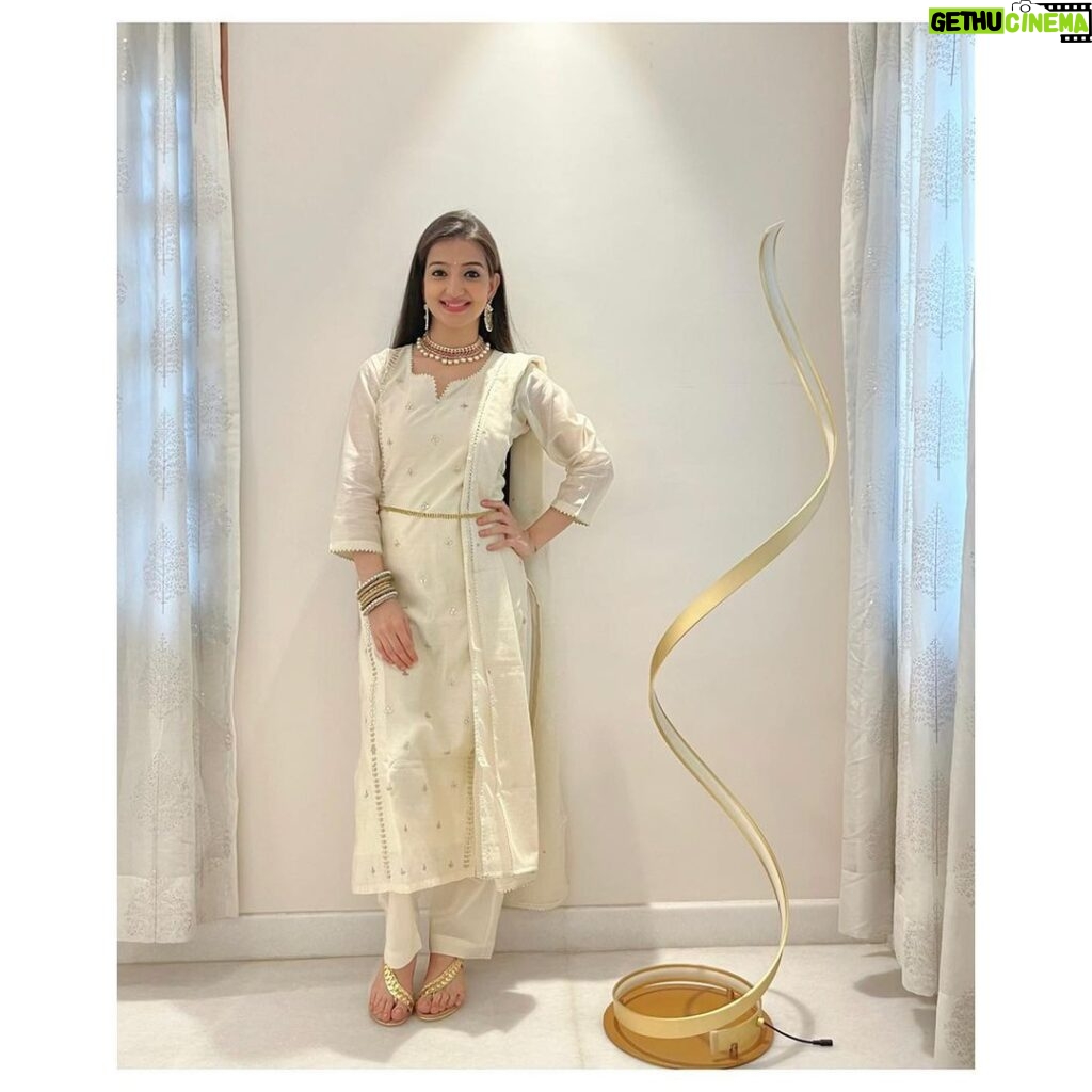 Loveleen Kaur Sasan Instagram - Shop this beautiful dress now Outfit: @karaj_jaipur 💫 Sliders : @footfuel_ 💫