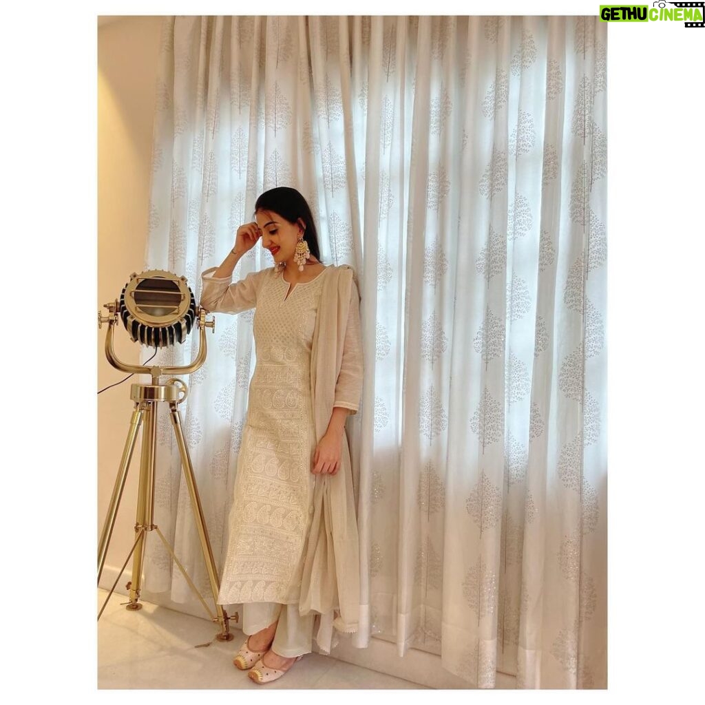 Loveleen Kaur Sasan Instagram - Light festive wear is a must have in the wardrobe 🤩✨ Love this suit set by @karaj_jaipur ✨ Jutti : @kala.india ✨