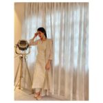 Loveleen Kaur Sasan Instagram - Light festive wear is a must have in the wardrobe 🤩✨ Love this suit set by @karaj_jaipur ✨ Jutti : @kala.india ✨