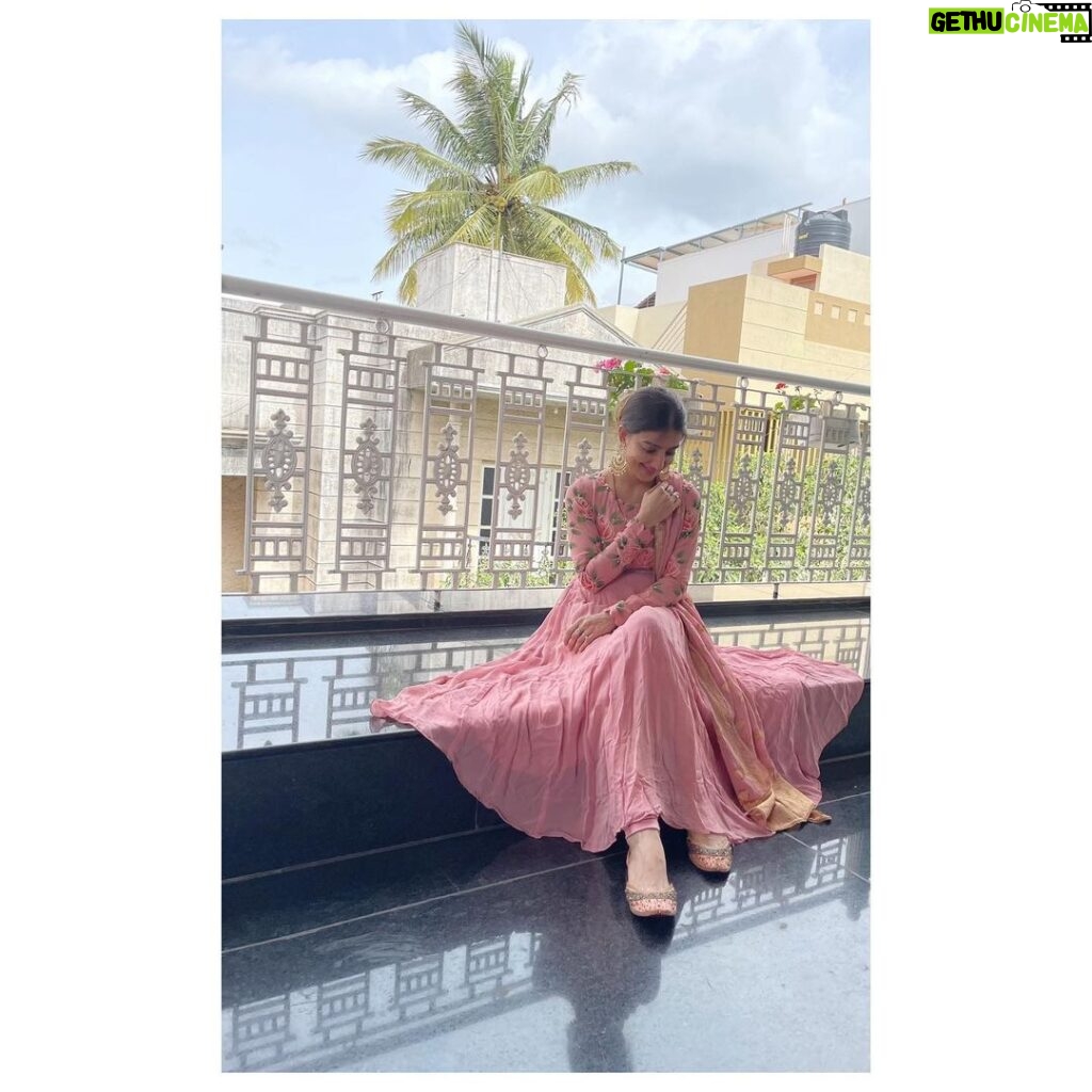 Loveleen Kaur Sasan Instagram - The feels so pretty in this block print set @the_fashionist_boutique ... love the colour n the classy yet indian touch it offers ... 💫💫 . . #prettyinpink @the_fashionist_boutique 🌸 . . Jutti @themoccasinstudio 🌸