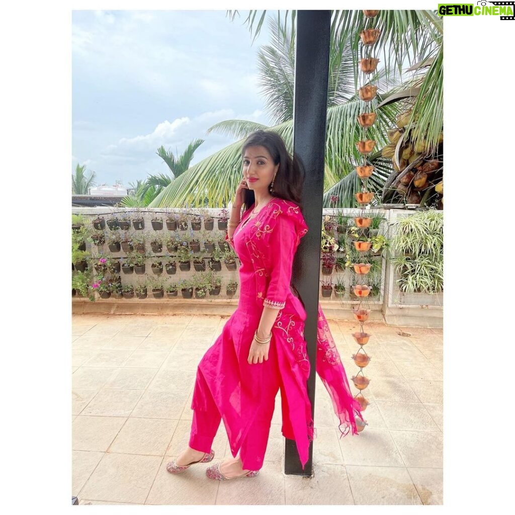 Loveleen Kaur Sasan Instagram - Feeling all sorts of Beautiful🌸🌸 🌸 🌸 🌸 Outfit: @dimpledesignstudio 🌸