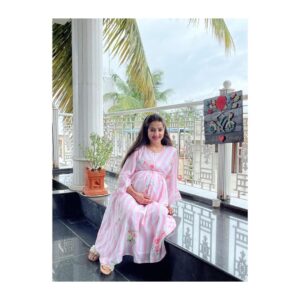 Loveleen Kaur Sasan Instagram - 🤰🤎

Outfit: @momzjoy 💕